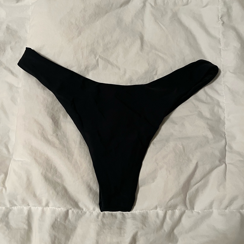 Cheeky black bikini bottoms